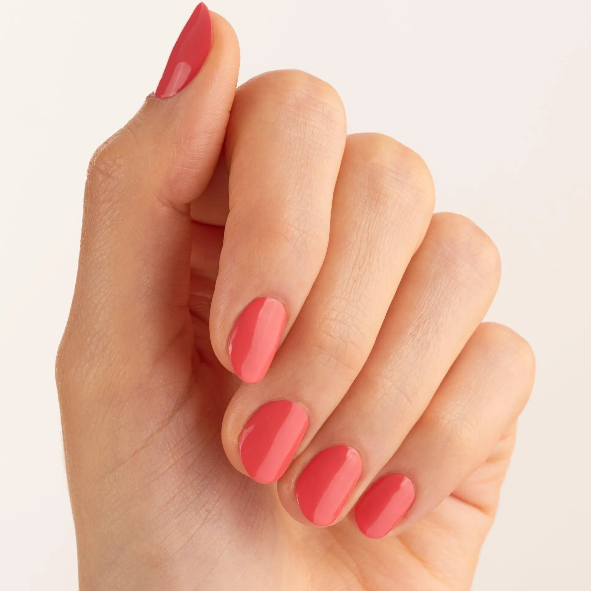 Nagellak^essence gel nail colour 52 - coral ME MAYBE