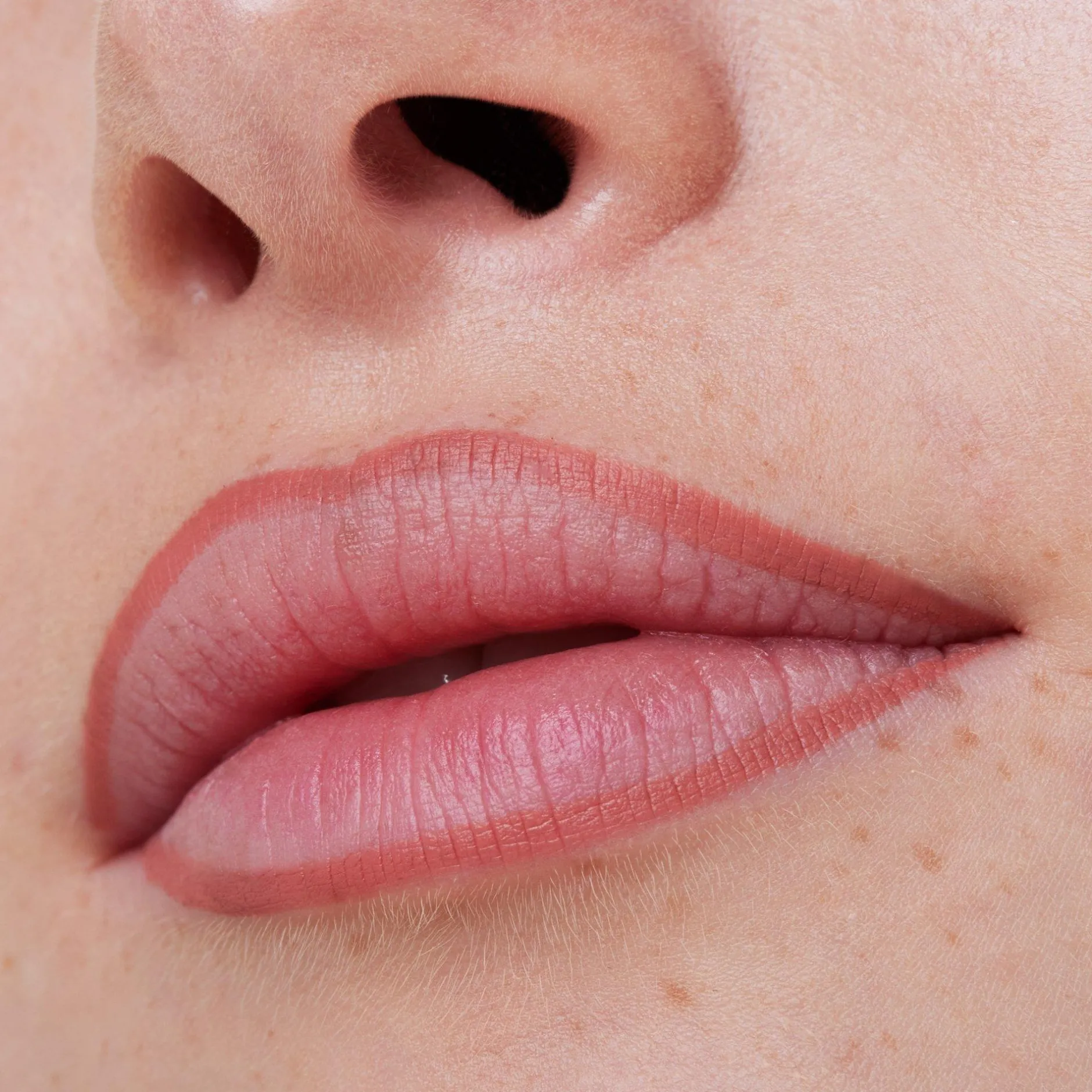 Lipliner^essence 8h MATTE comfort lipliner 04 - Rosy Nude