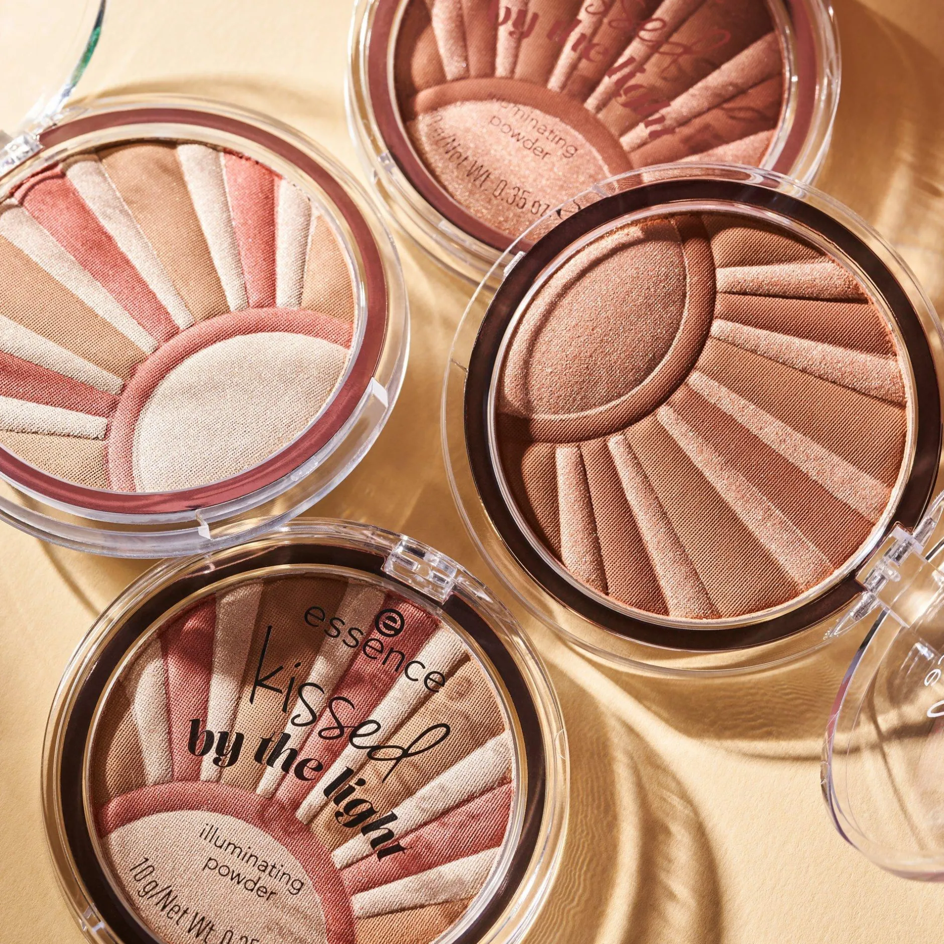 Contouring En Bronzer|Highlighter^essence kissed by the light illuminating powder
