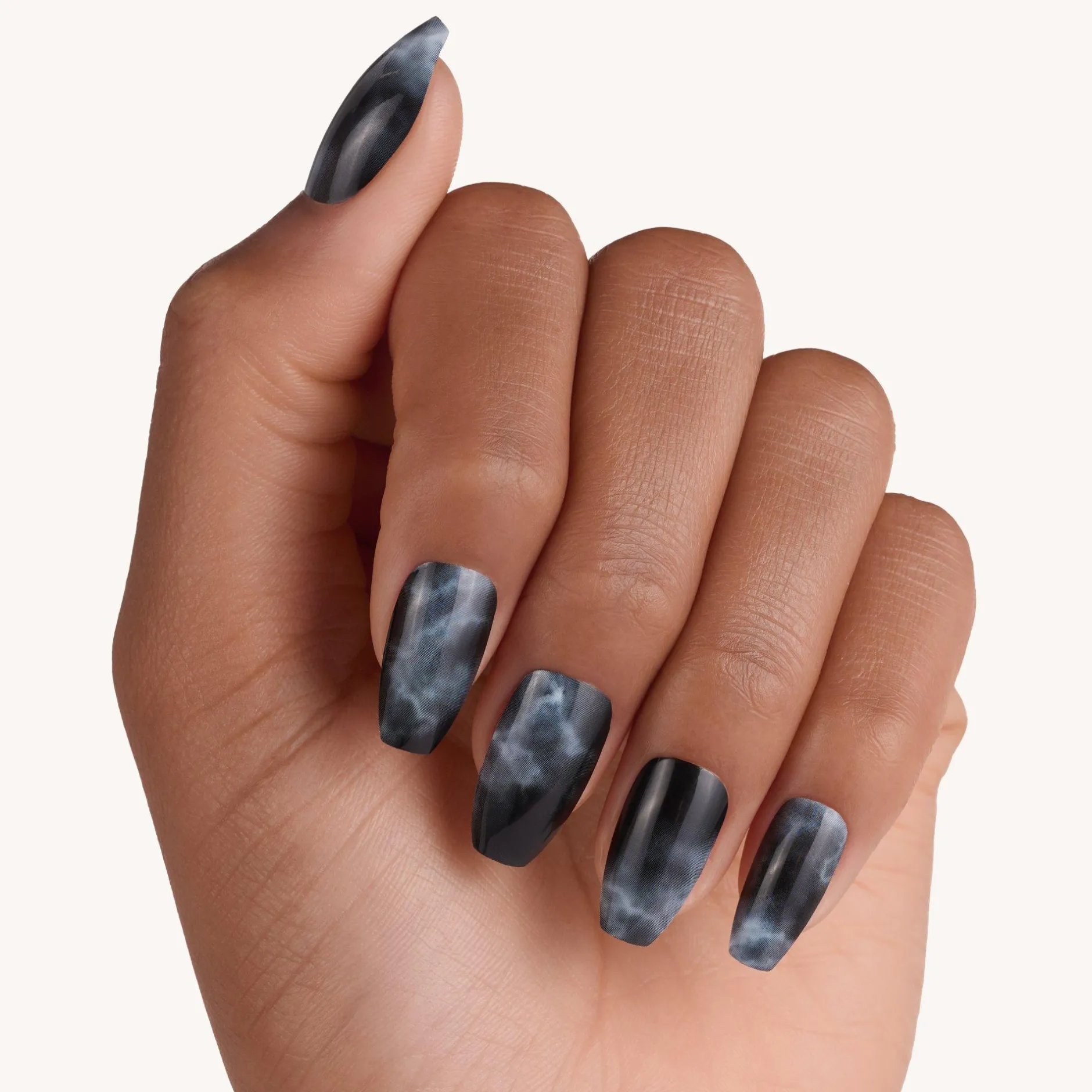 Nail Art^essence nagels in stijl 17 - YOU'RE MARBELLOUS